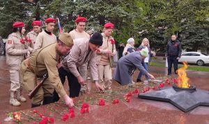 В Лениногорске участники автопробега возложили цветы к Вечному огню