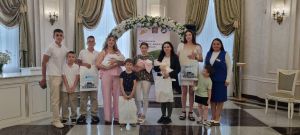 Молодые родители Лениногорска получали в ЗАГСе свидетельства о рождении ребёнка и проходили инструктаж по правилам БДД