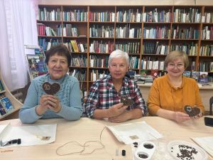 В Лениногорске для серебряных «студентов» состоялся мастер-класс «Магнит из кофейных зерен»