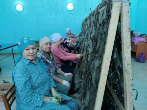 Волонтеры из Лениногорского района изготовили очередную маскировочную сеть