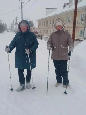 Пенсионеры из Лениногорска занимаются финской ходьбой
