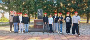 В Лениногорске школьники и ветераны провели совместный субботник ко Дню пожилого человека