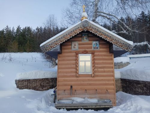 Жители Лениногорска набирают целебную воду с родника в лесопарке
