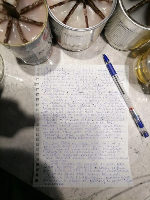 Девушка из Лениногорска отливает для отправки в зону СВО 100 самодельных блиндажных свечей