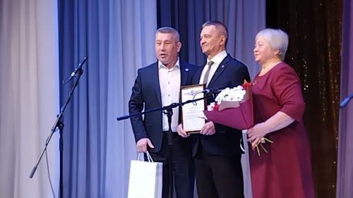 Во Дворце культуры Лениногорска с юбилеем поздравили талантливого баяниста и исполнителя Геннадия Садовникова