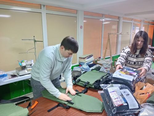 Студенты Лениногорского музыкально-художественного педагогического колледжа помогали фасовать наборы для бойцов в СВО