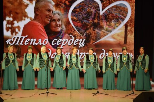 В Лениногорске глава района Рягат Хусаинов наградил активистку серебряного возраста за гуманитарную поддержку бойцов СВО