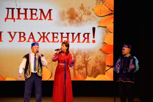 В Лениногорске глава района Рягат Хусаинов наградил активистку серебряного возраста за гуманитарную поддержку бойцов СВО