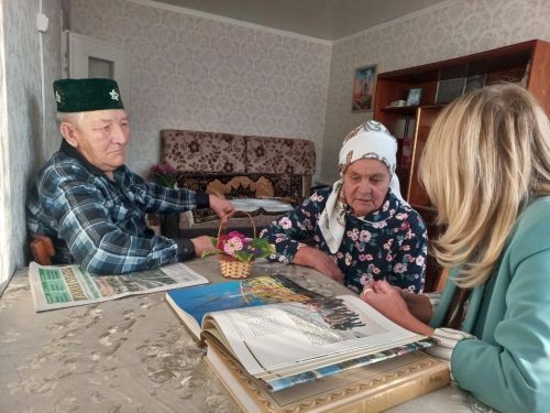 В Лениногорском районе волонтёры посетили пожилую семейную пару, которая живёт в приемной семье