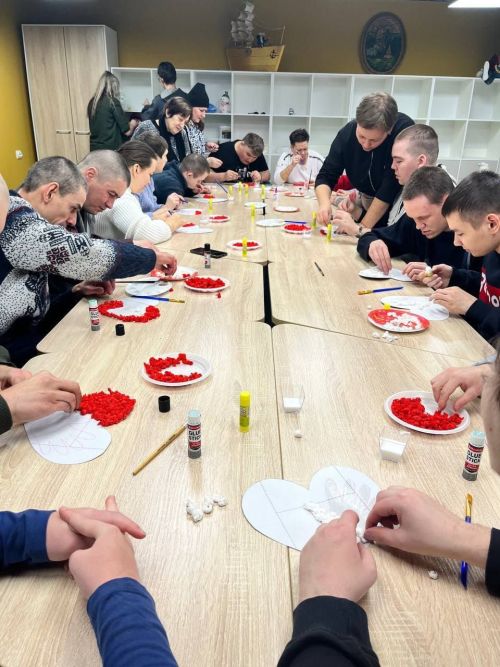 Молодёжный центр Лениногорска пригласил детей-инвалидов для совместного изготовления подарков для мам