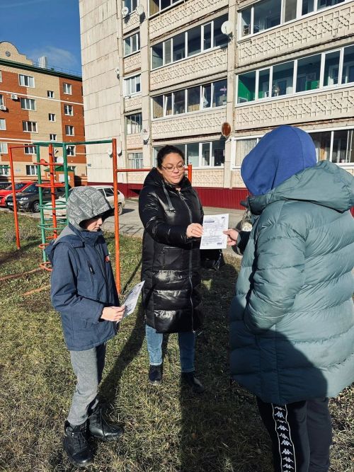 Специалисты Лениногорского центра социального обслуживания присоединились к Всероссийской уличной акции «Дарю Тепло»