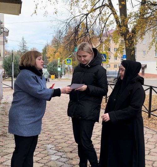 Специалисты Лениногорского центра социального обслуживания присоединились к Всероссийской уличной акции «Дарю Тепло»