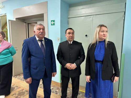 Глава района Рягат Хусаинов поздравил жителей Дома престарелых с наступающим Новым годом