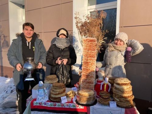 В педагогическом колледже Лениногорска на Масленицу испекли самый высокий блинный столб