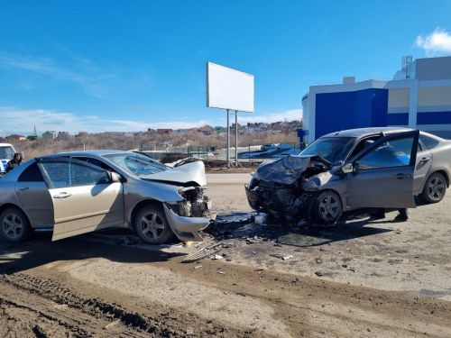 В Лениногорске произошла крупная авария с участием двух автомашин