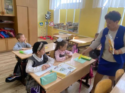 В Лениногорске первоклашкам вручили светоотражающие элементы