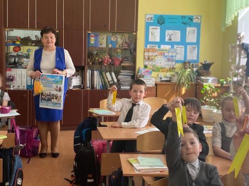 В Лениногорске первоклашкам вручили светоотражающие элементы