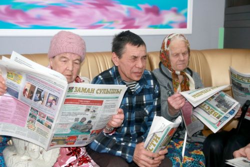 Депутаты подписали на местные газеты 100 малоимущих жителей Лениногорска