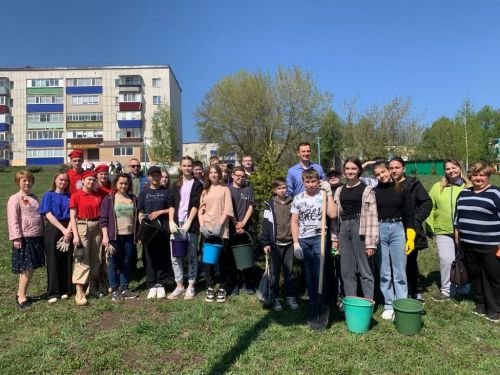 В Лениногорске активисты Центра «Логос» в рамках акции «Сад Памяти» сажали саженцы деревьев