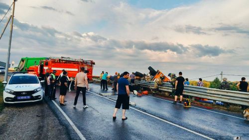В Татарстане на повороте дороги перевернулся КАМАЗ