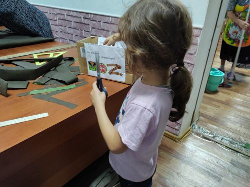 Жители Лениногорска плетут маскировочные сети для наших бойцов