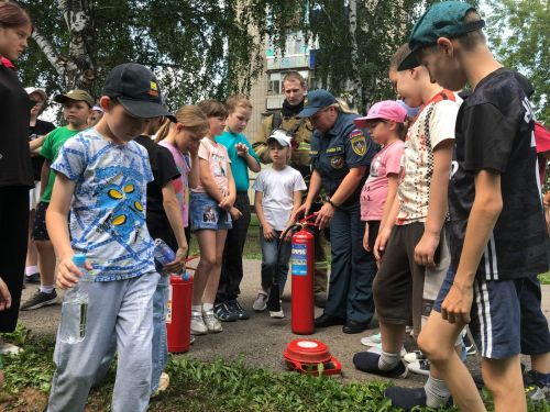 Лениногорские дети из пришкольных летних лагерей посетили пожарную часть