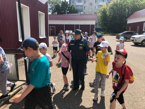 Лениногорские дети из пришкольных летних лагерей посетили пожарную часть