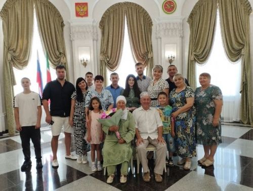 В Лениногорске чествовали семейную пару с изумрудным юбилеем