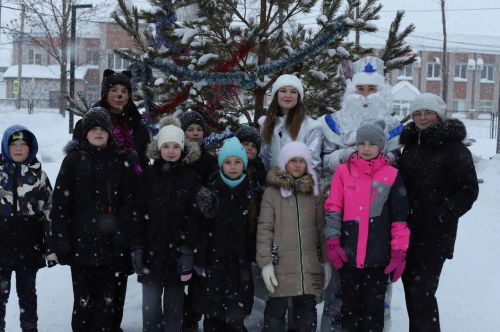 Молодежный центр Лениногорска посетили Дед Мороз и Снегурочка