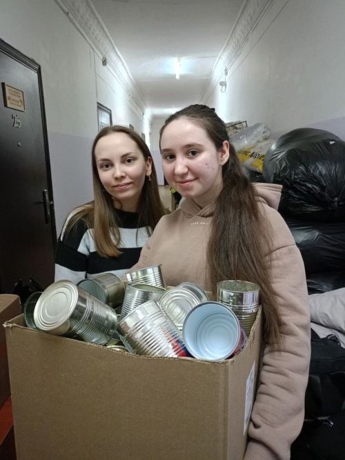 Студенты Лениногорска плетут маскировочные сети для бойцов СВО