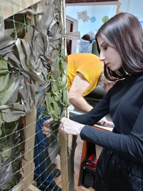 Студенты Лениногорска плетут маскировочные сети для бойцов СВО