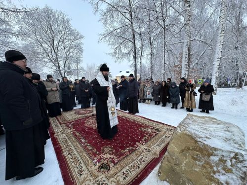 В день памяти апостола первомученика и архидиакона Стефана епископ Мефодий совершил Литургию в Троицком храме Лениногорска