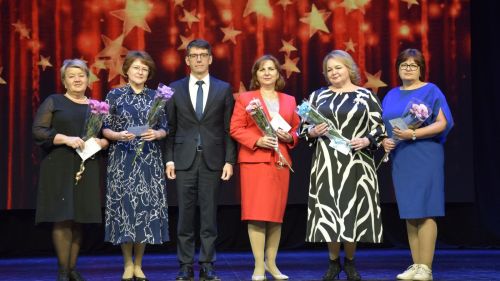 В Лениногорске 120 работникам образования вручили награды