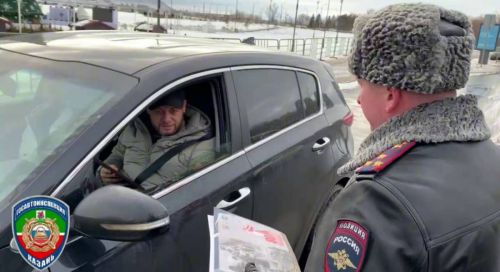 В Казани автоинспекторы поздравили водителей, ни разу не нарушивших ПДД в уходящем году