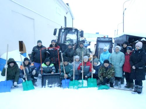 В Лениногорске наряду с уборкой снега с улиц, принялись за очистку крыш от наледи