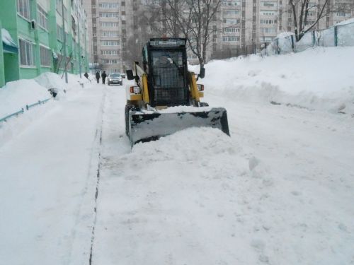 В Лениногорске наряду с уборкой снега с улиц, принялись за очистку крыш от наледи
