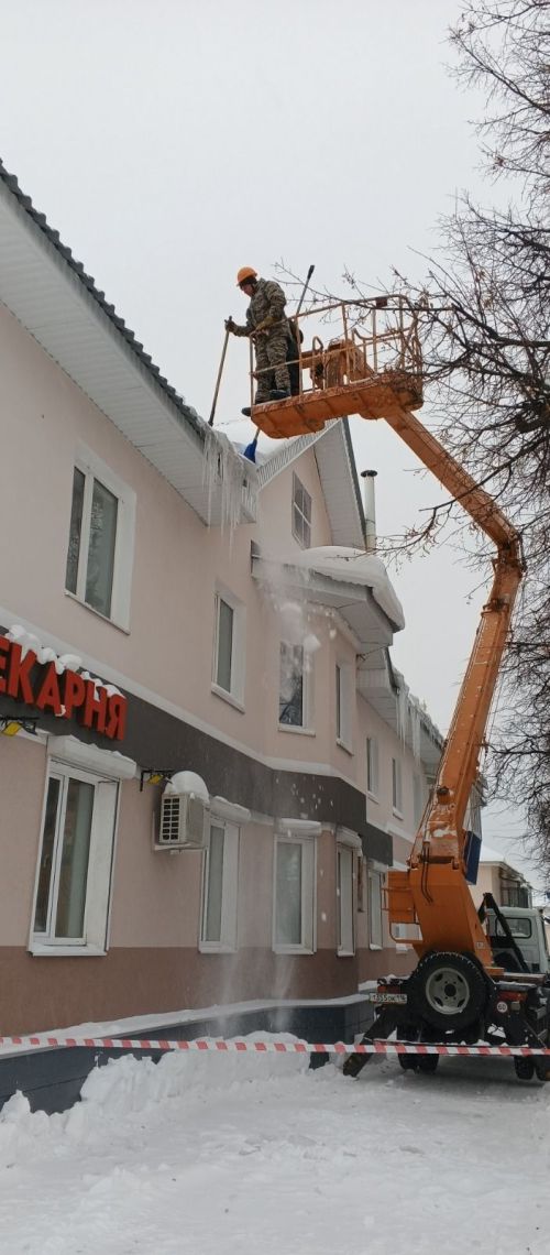В Лениногорске наряду с уборкой снега с улиц, принялись за очистку крыш от наледи
