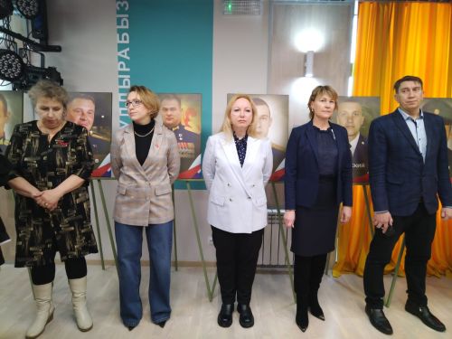 В Молодежном центре Лениногорска «Высота» открылась выставка, посвященная Героям России