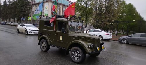 В Лениногорске на ретро-автомбилях проехали труженики тыла