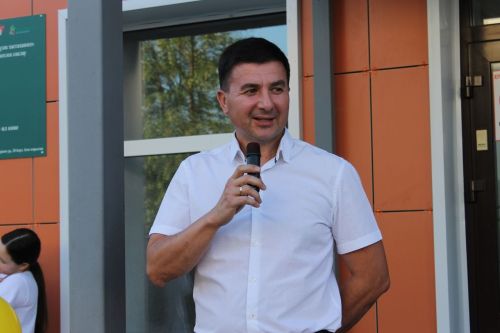 У главного здания Лениногорской больницы прошло мероприятие для будущих первоклассников