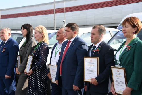 Раис Татарстана вручил ключи от новых автомобилей главам двух сельских поселений Лениногорского района