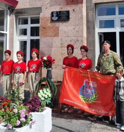 В Лениногорске установили мемориальную доску бойцу СВО