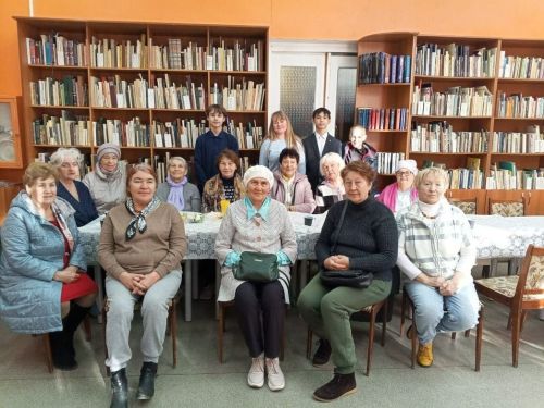 В Лениногорске сотрудники социального центра и библиотеки провели для бабушек праздничное чаепитие