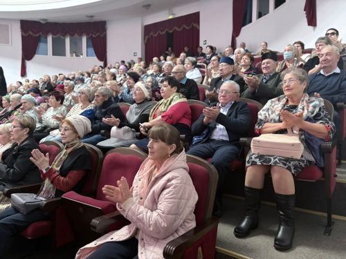 Во Дворце культуры Лениногорска жители серебряного возраста принимали поздравления