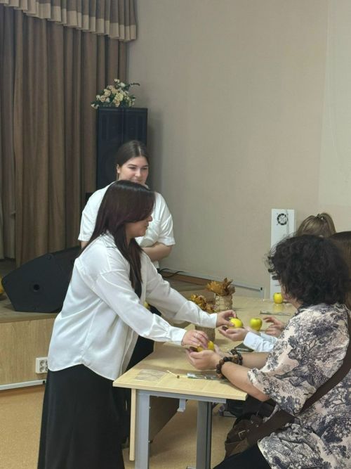 В Лениногорске студенты художественного колледжа поздравили своих педагогов с Днем учителя