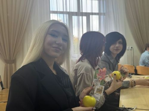В Лениногорске студенты художественного колледжа поздравили своих педагогов с Днем учителя