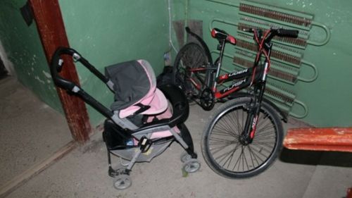 В одном из подъездов в Лениногорске подожгли детскую коляску