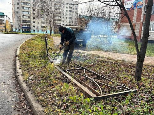 В Лениногорске начали убирать железные ограждения между дорогой и тротуаром