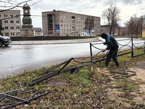В Лениногорске начали демонтировать железные ограждения между дорогой и тротуаром