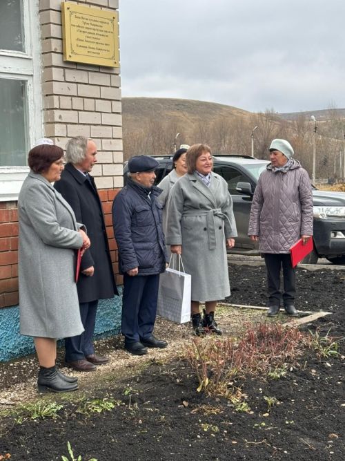 В Лениногорском районе установили памятную доску учительнице военной поры